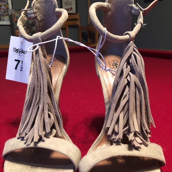 NWT ADORABLE Taupe Suede Heels - Picture 2 of 5